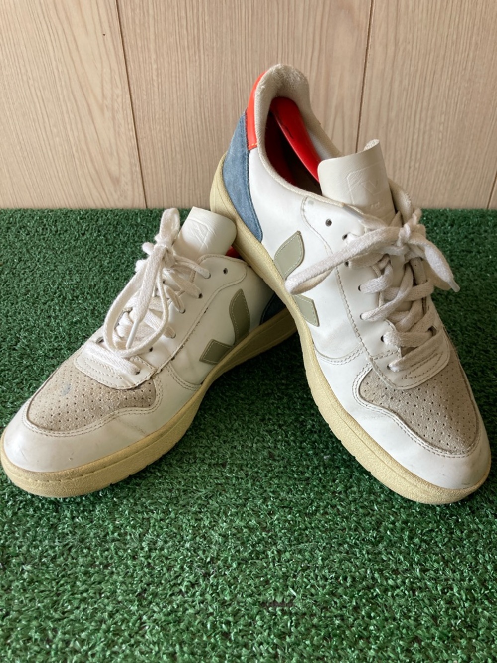 Veja V-10 Women’s Leather Low Top Sneaker Size 7 (OKPM-04-020)